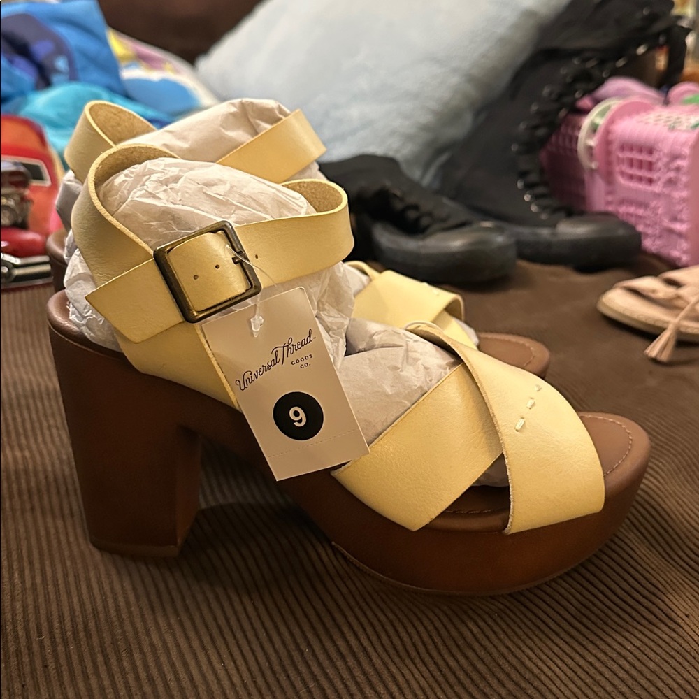 NWT UNIVERSAL THREADS CHUNKY PLATFORM HEELS SANDALS CREAM COMFORT NEW WOMEN’S 9